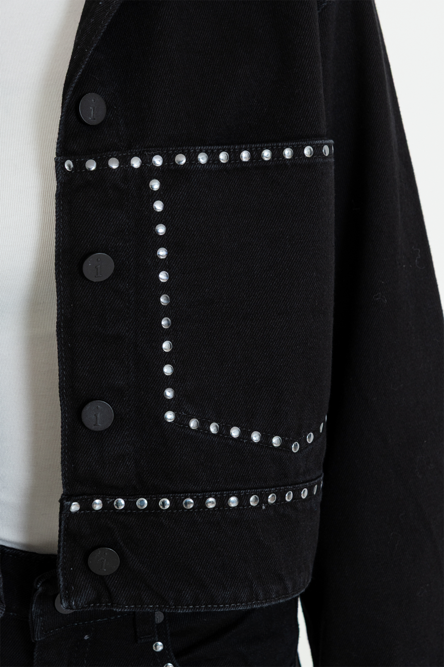 ISOS CAMPERA DE JEANS CROPPED NEGRO CON TACHAS M