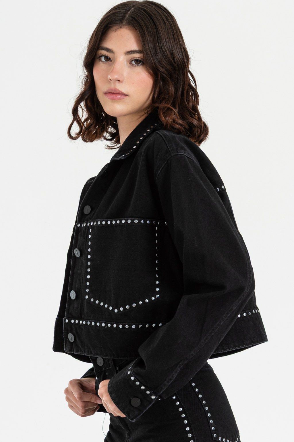 ISOS CAMPERA DE JEANS CROPPED NEGRO CON TACHAS M