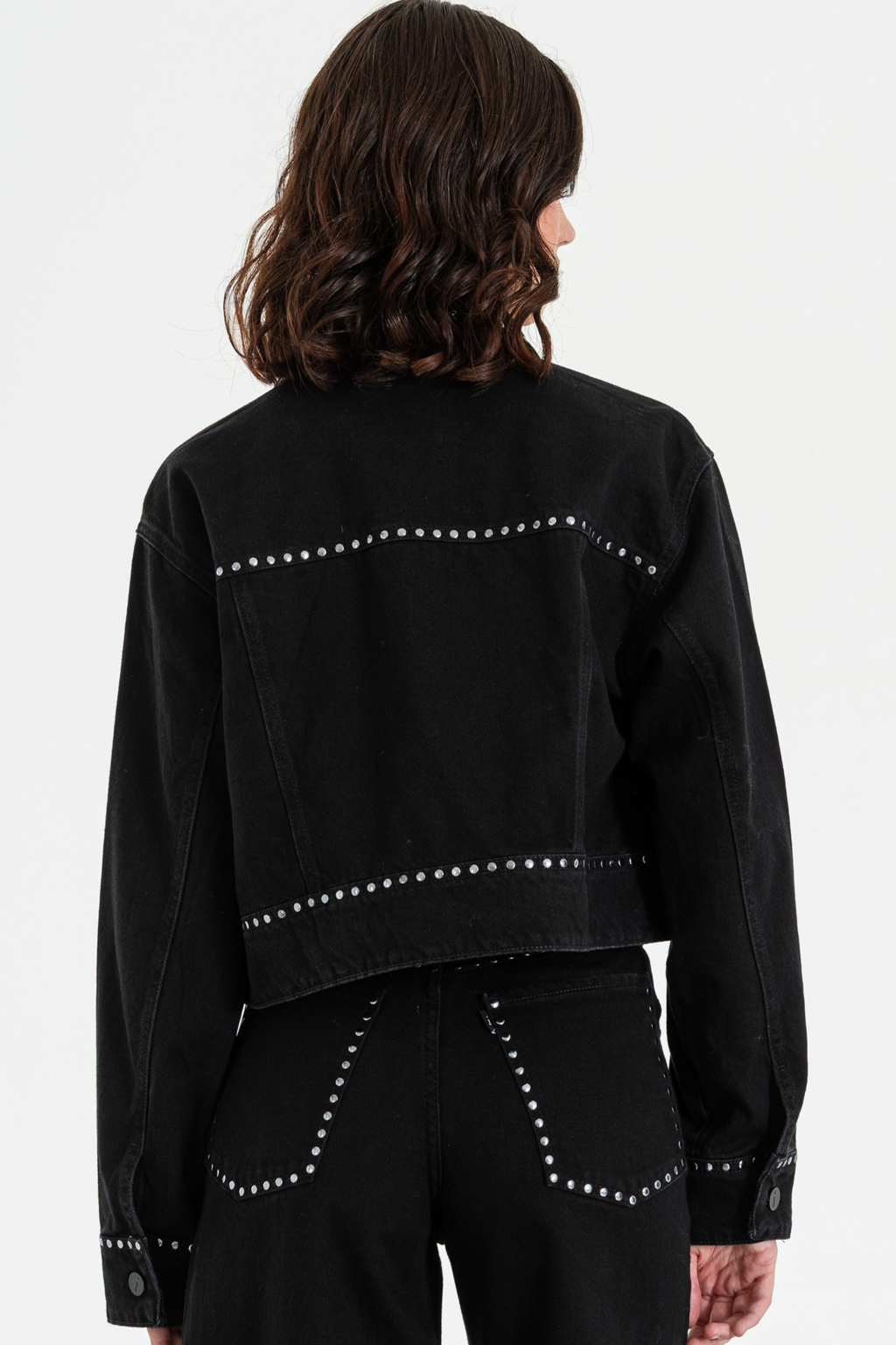 ISOS CAMPERA DE JEANS CROPPED NEGRO CON TACHAS M