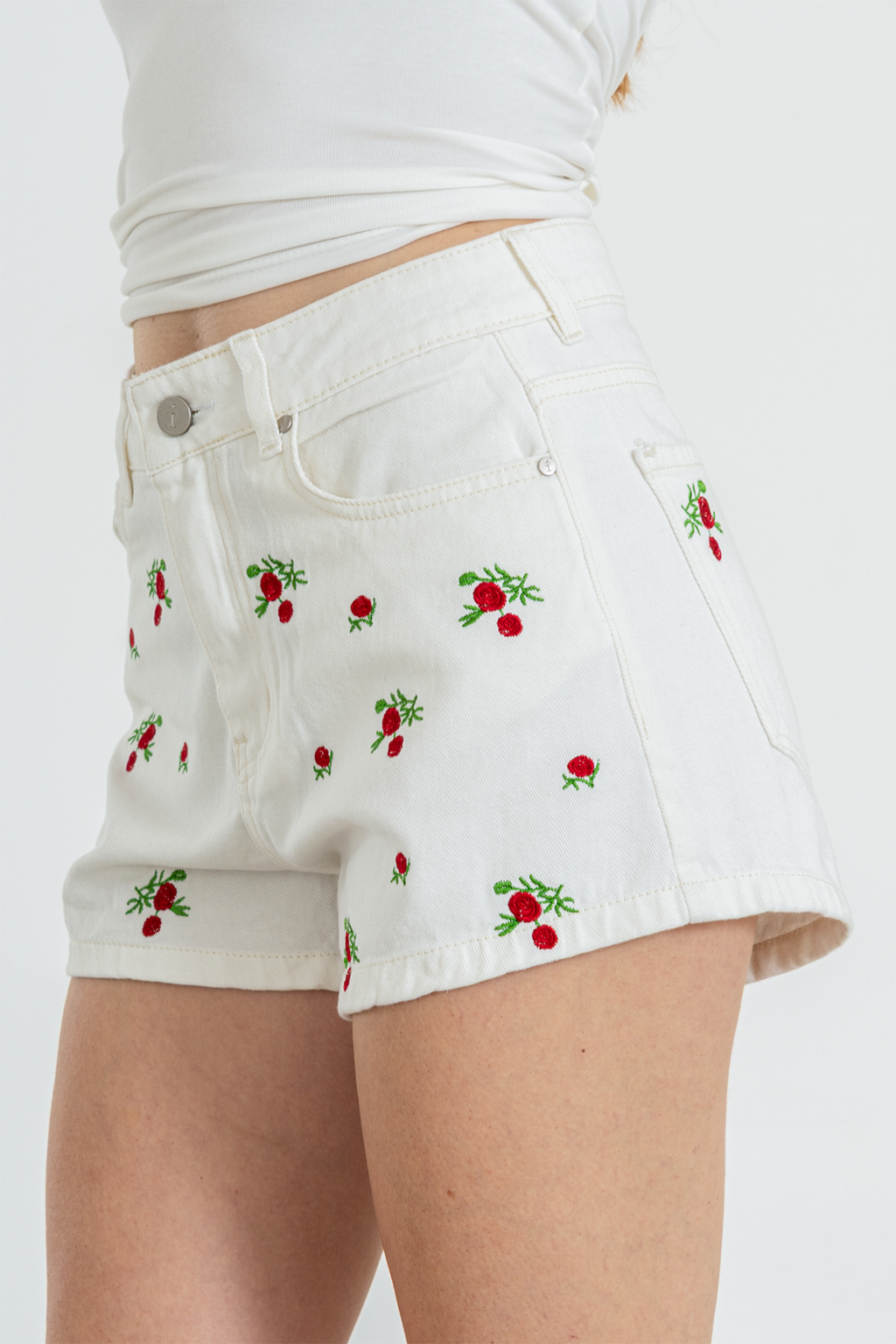 ISOS SHORT BYN BORDADO DE ROSAS