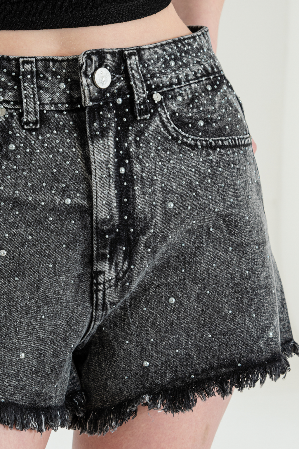 ISOS SHORT NEGRUZCO CON TACHAS PLATEADAS