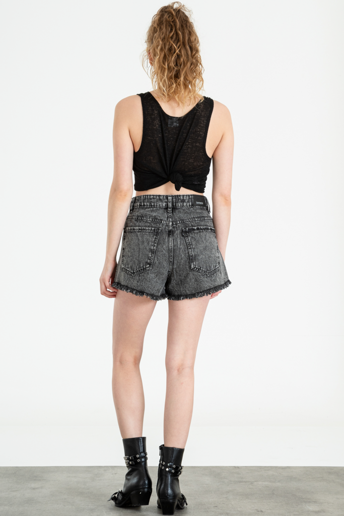 ISOS SHORT NEGRUZCO CON TACHAS PLATEADAS