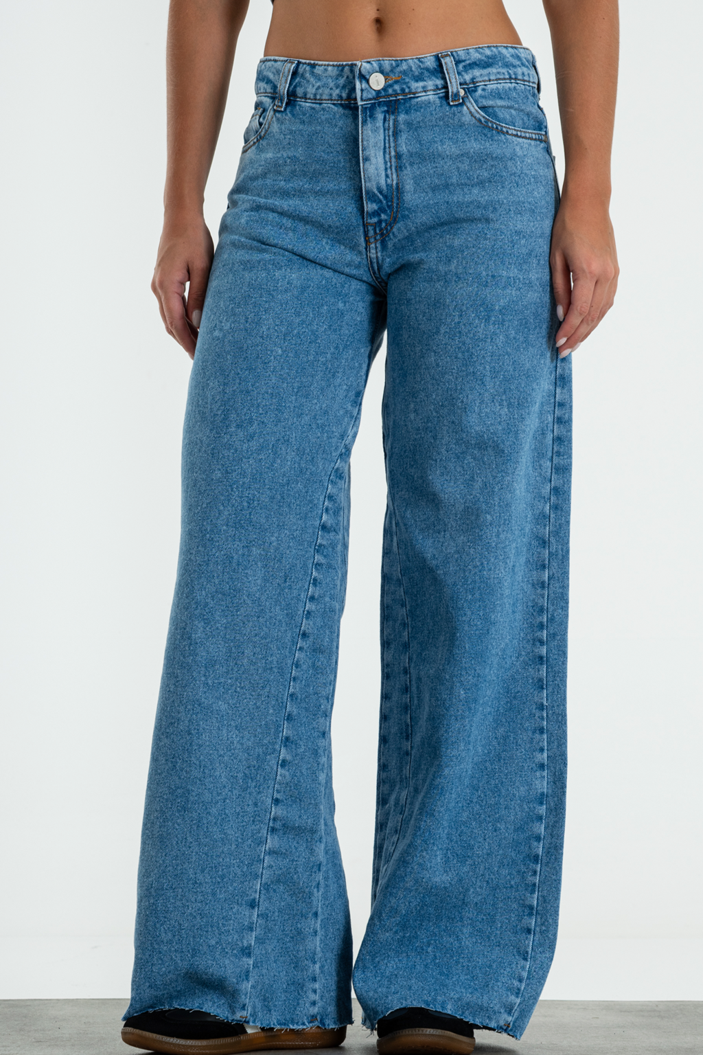 ISOS JEANS WIDE LEG TIRO MEDIO SIN RUEDO 42