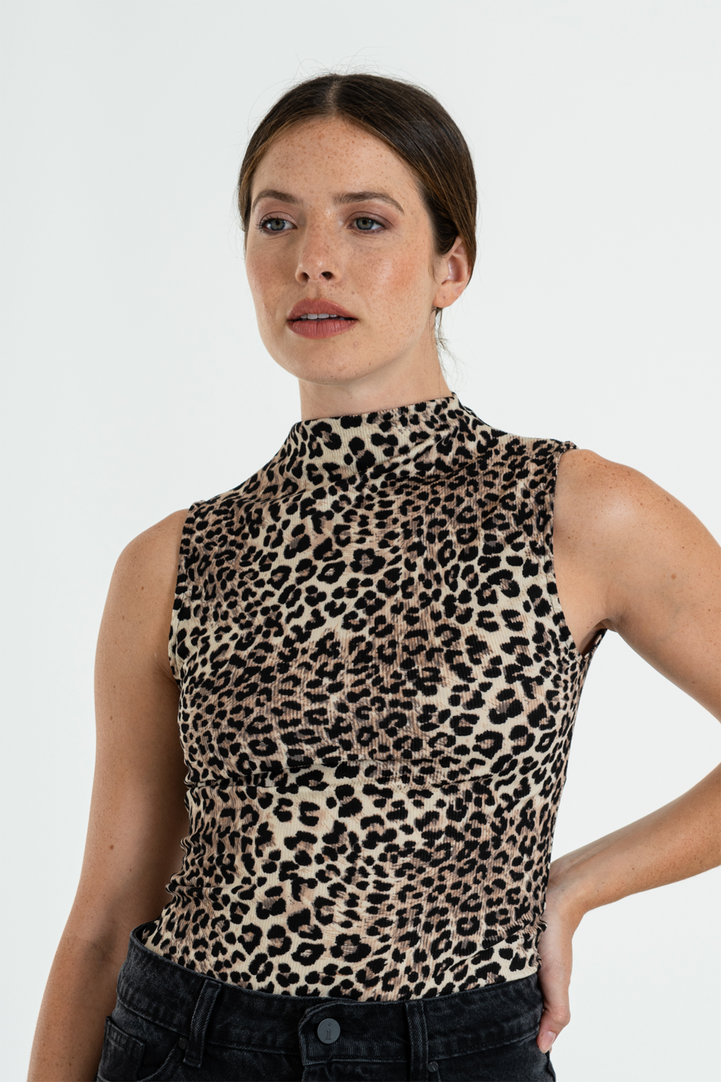 ISOS MUSCULOSA CUELLO INTEGRADO ANIMAL PRINT