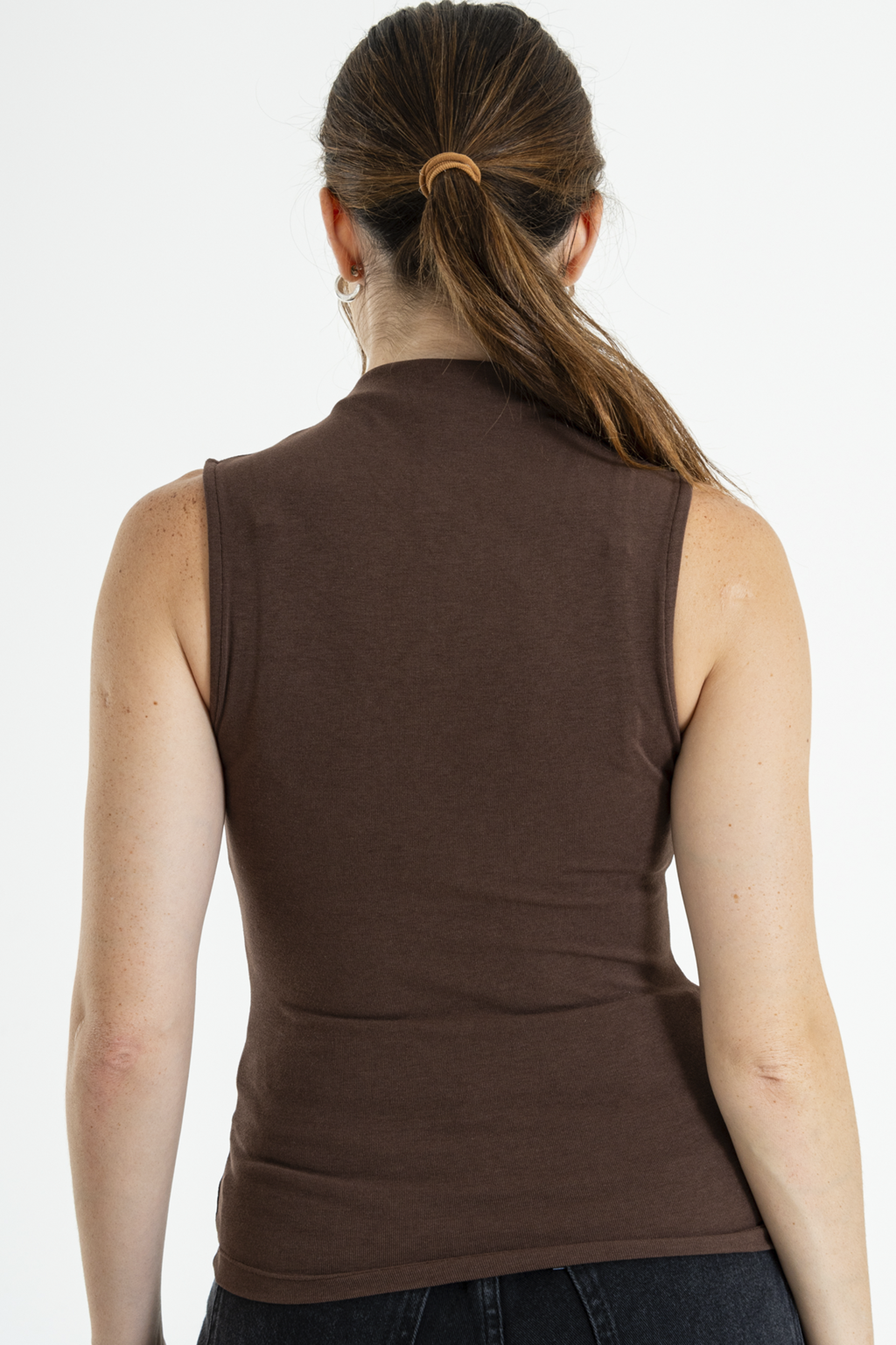 ISOS MUSCULOSA CON CUELLO ALTO INTEGRADO CHOCOLATE L