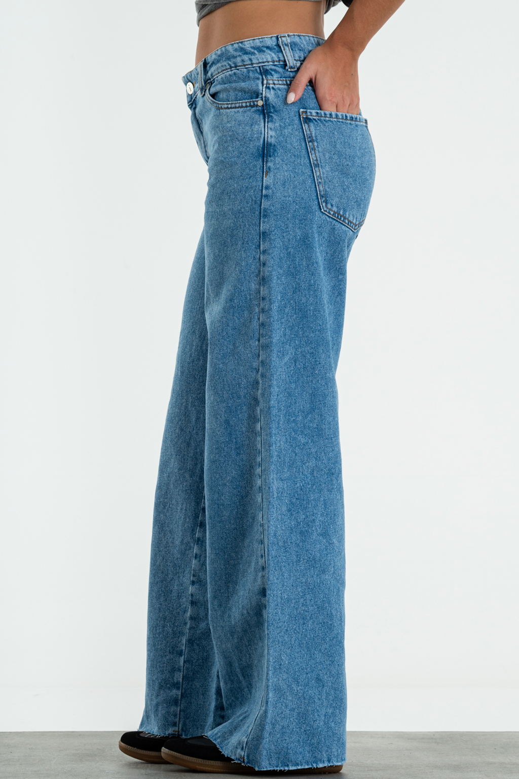 ISOS JEANS WIDE LEG TIRO MEDIO SIN RUEDO 42