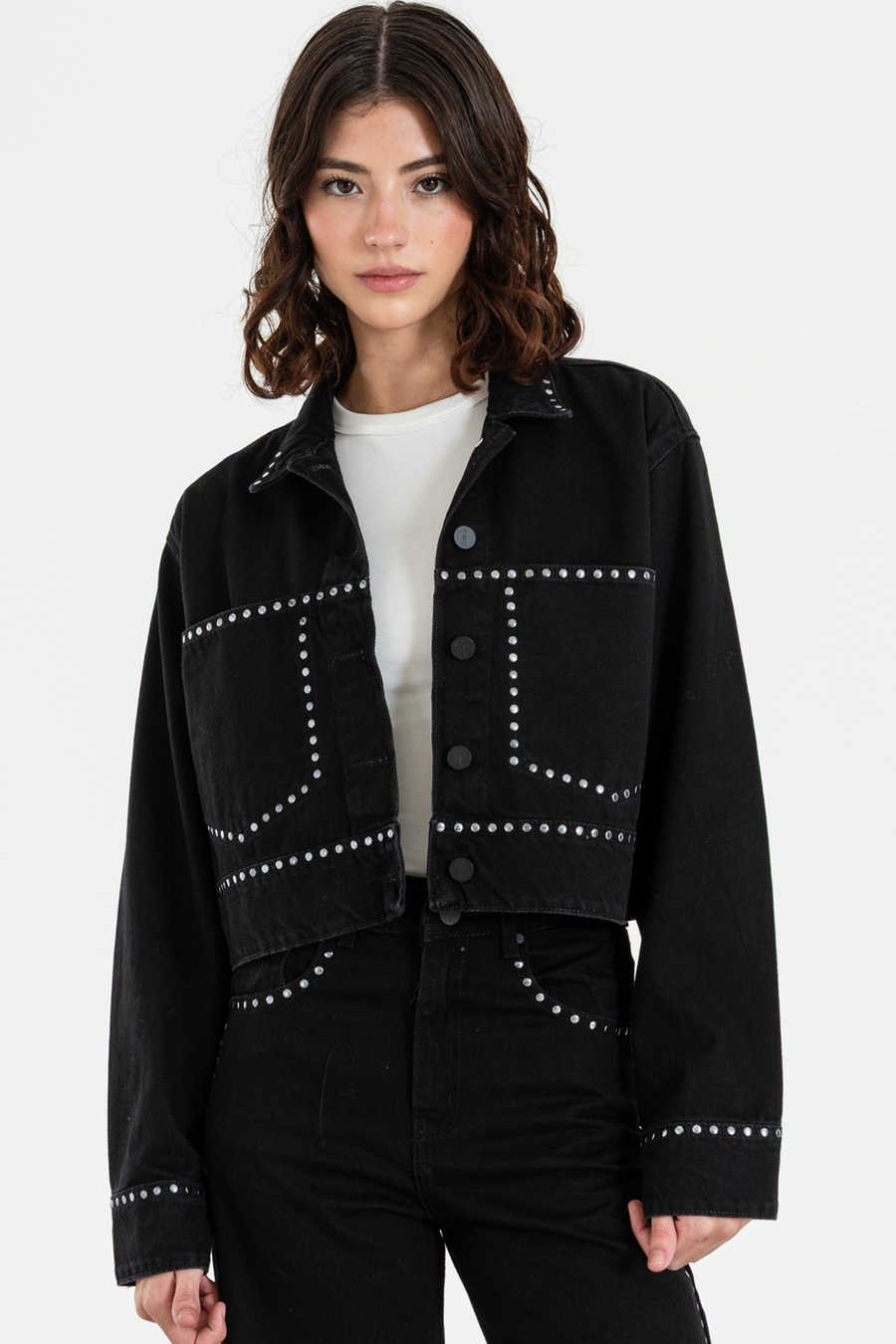 ISOS CAMPERA DE JEANS CROPPED NEGRO CON TACHAS M