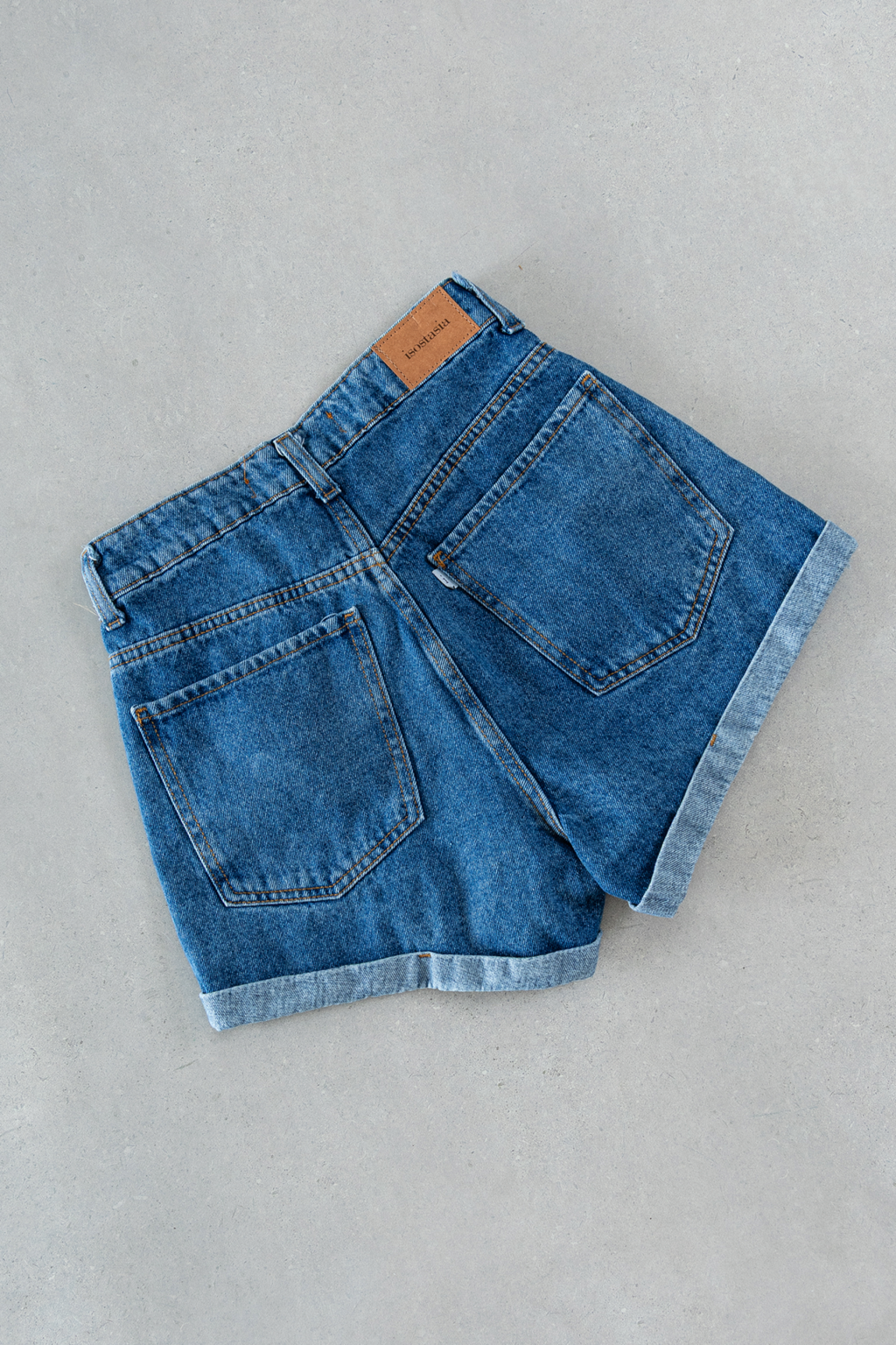 ISOS SHORT DE JEANS CLASICO CON RUEDO