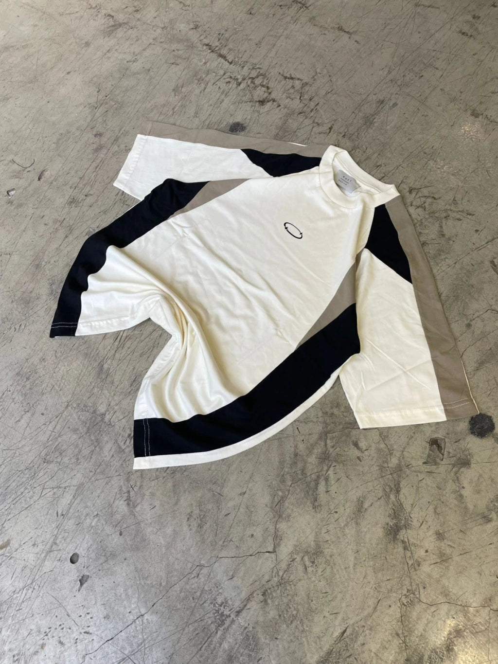 REMERA C/ RECORTES NEGRO XL